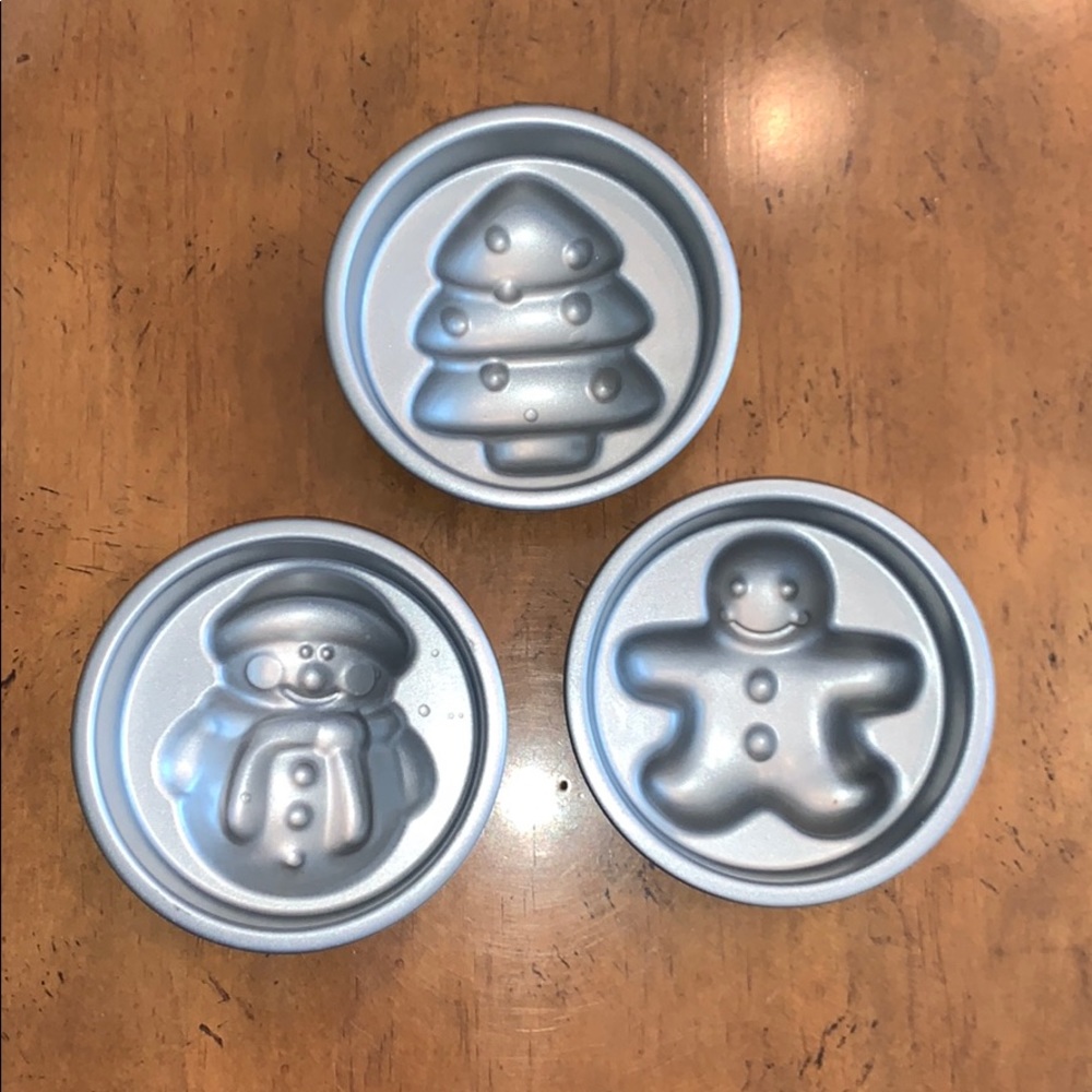 NWOT Crate&Barrel Christmas Cakelette Pans